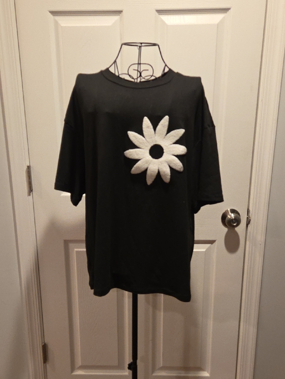 SHEIN Black Short Sleeve Tee with White Daisy Appliqué